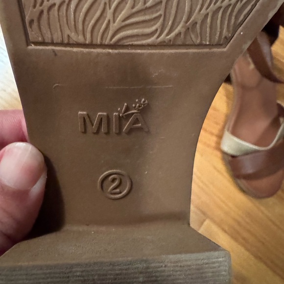 MIA size 2 sandals - Picture 3 of 5